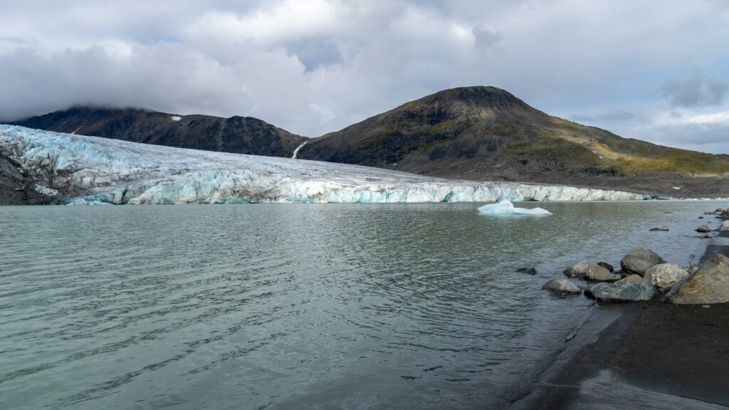 Sulitjelmaisen Gletscher Norwegen, Schweden. Gletscher in Skandinavien mit Eisbergen im See.